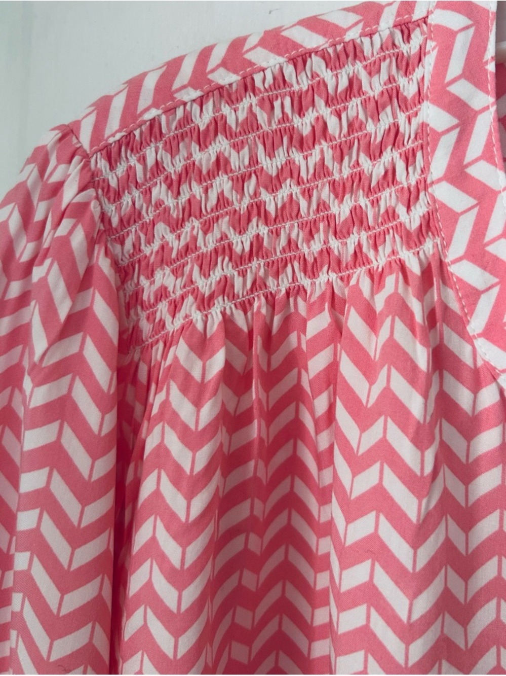 Tommy Hilfiger Pink & White Chevron Blouse V-Neck Smocked Shoulder XL - Picture 2 of 5